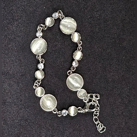 🤍⭐️'Storybook Beam' White Cat's Eye Silver Clasp Bracelet - Paparazzi NWT⭐️🤍 - Picture 4 of 7
